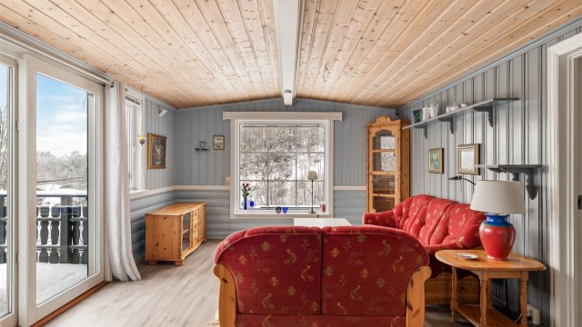 Fra stua er det direkte utgang til terrassen via hev-, skyvedør.