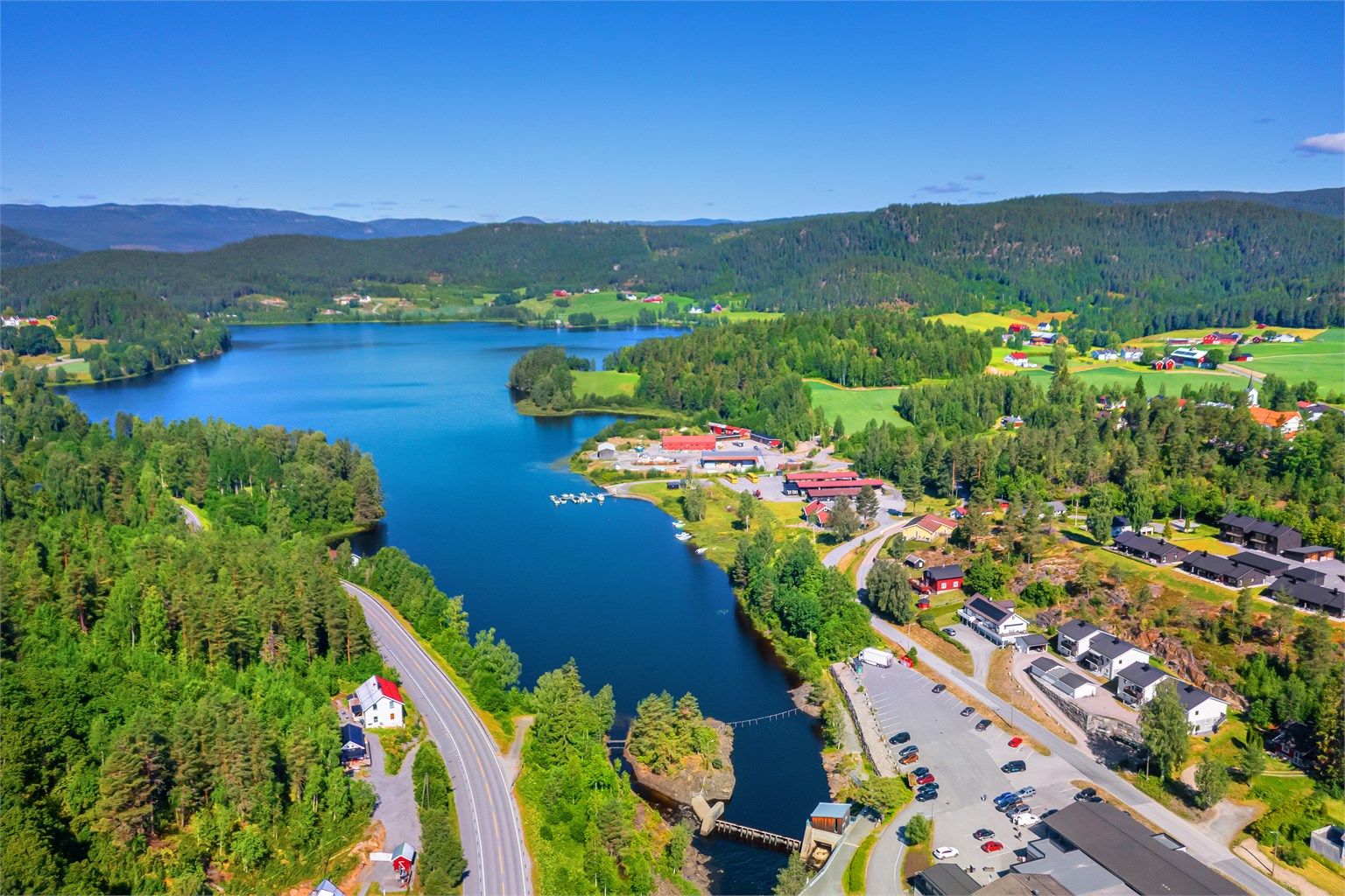Prestfoss sentrum ligger vakkert til ved Soneren.