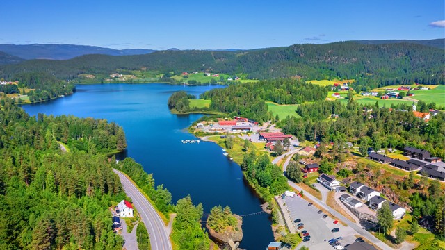 Prestfoss sentrum ligger vakkert til ved Soneren.