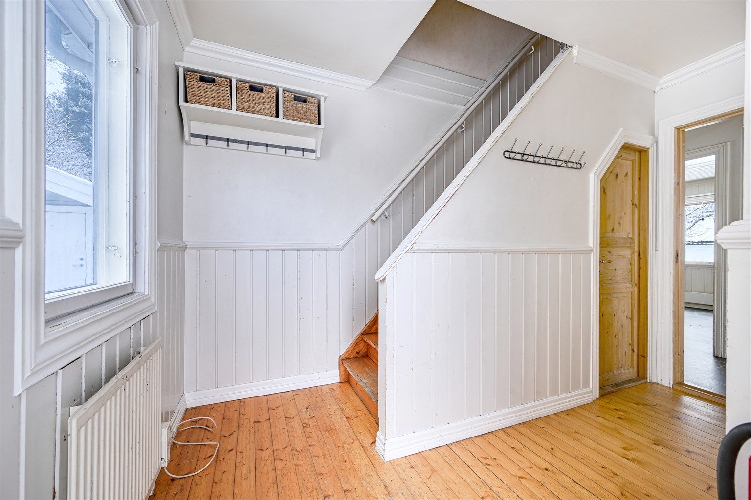 Hallen har trappeforbindelse til andre etasje og ned til kjelleren.