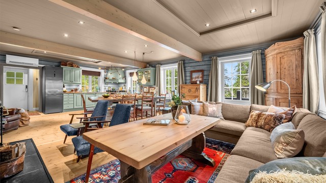 Stuen har god plass for sofagruppe, lesehjørne, spisegruppe og annet passende møblement