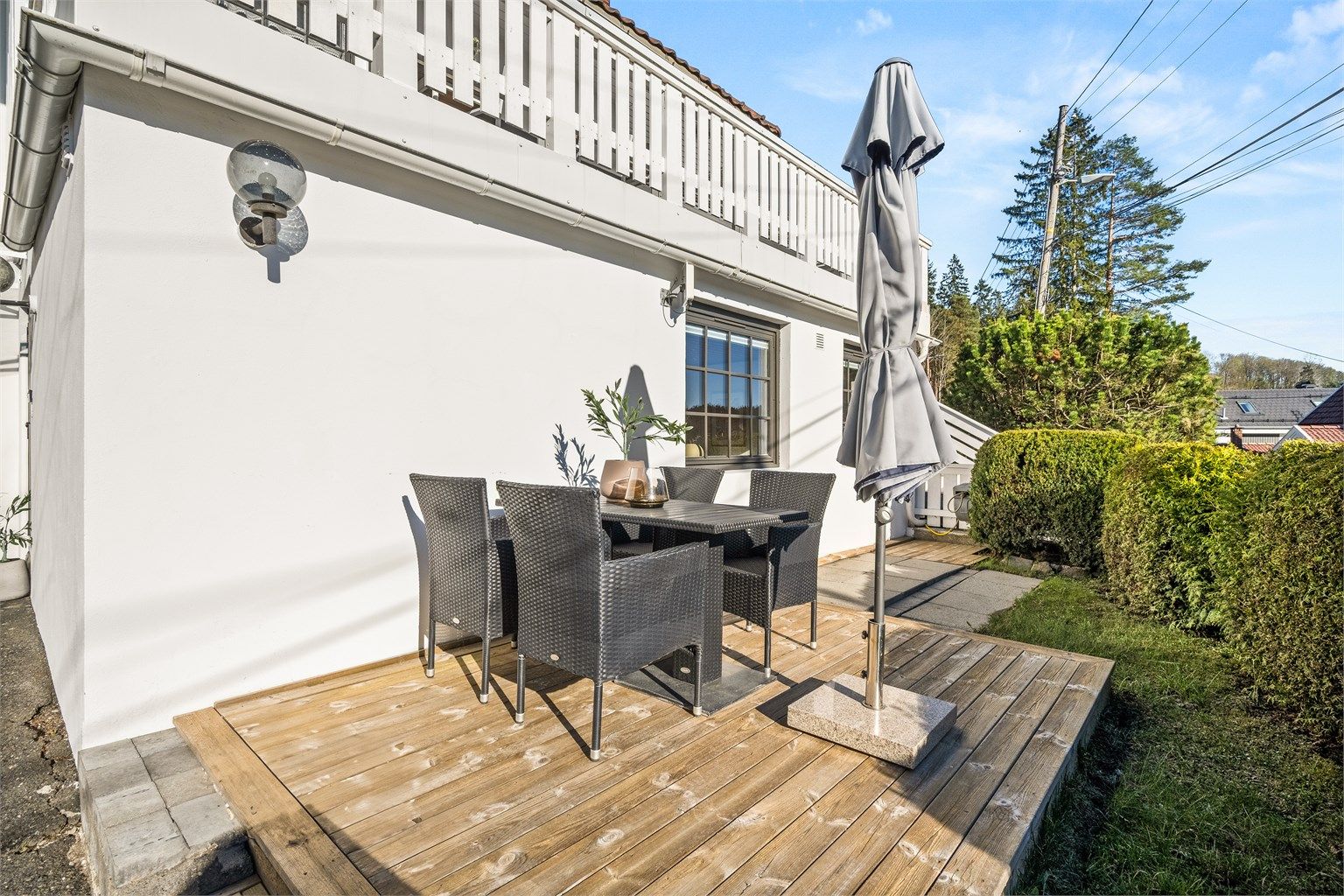 Den mindre delen av tomannsboligen har sin egen uteplass på en vestvendt terrasse.