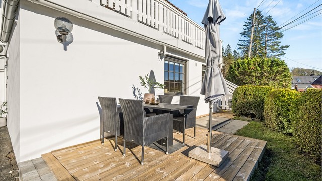 Den mindre delen av tomannsboligen har sin egen uteplass på en vestvendt terrasse.