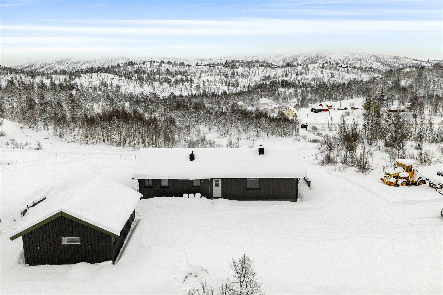 Eiendommen ligger fint til med fjell og natur i umiddelbar nærhet. Foto: Magnus Røisland