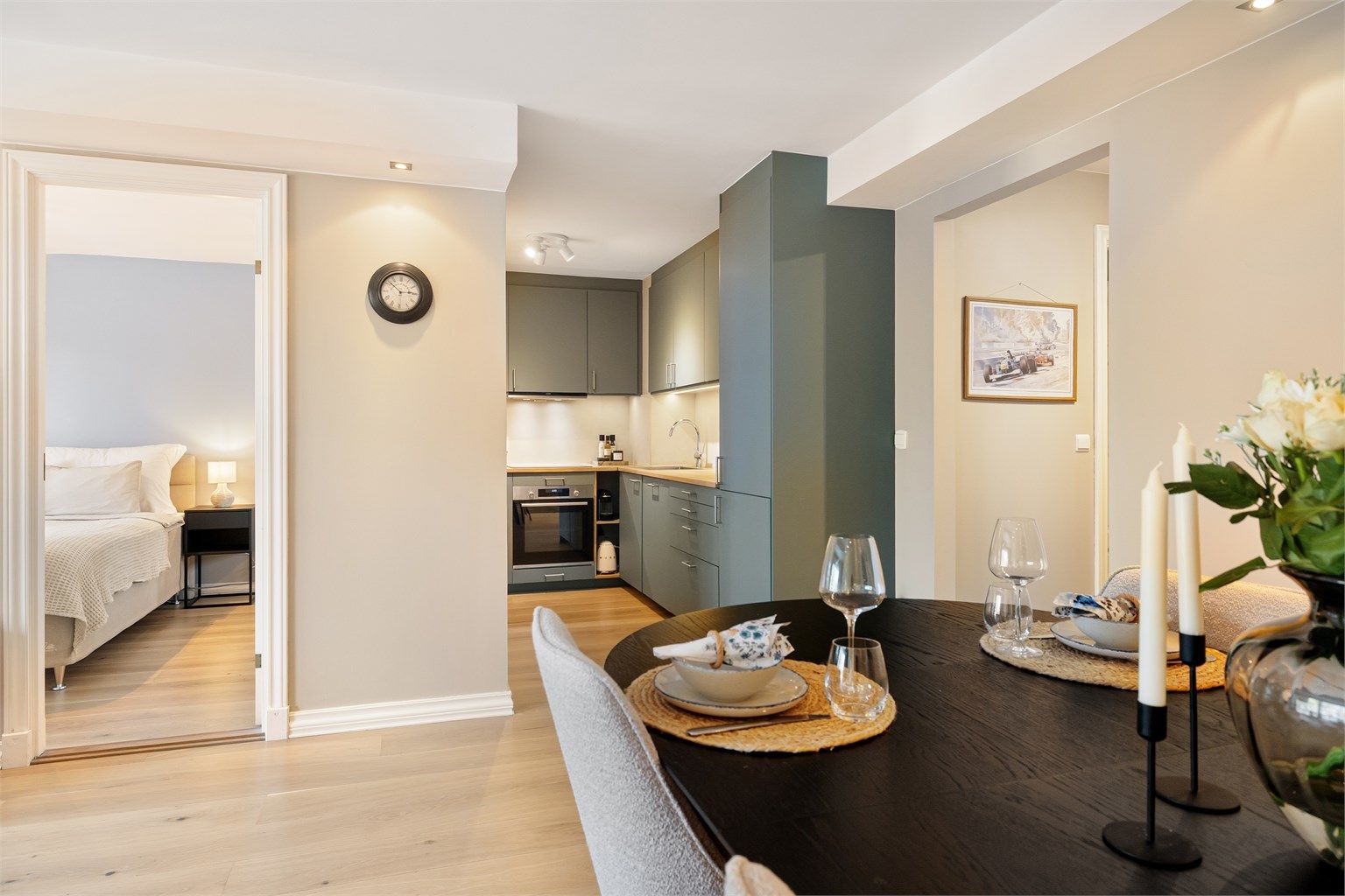 Den åpne løsningen gir kjøkkenet en naturlig og sosial plassering i boligen.