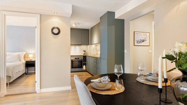 Den åpne løsningen gir kjøkkenet en naturlig og sosial plassering i boligen.