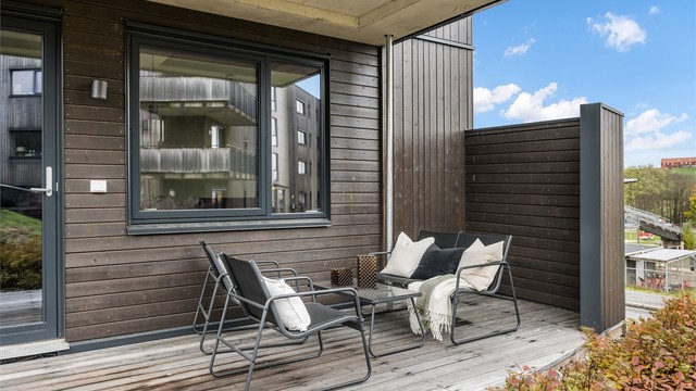 Skjermet uteplass med utvendig belysning og stikkontakt på fasaden.
