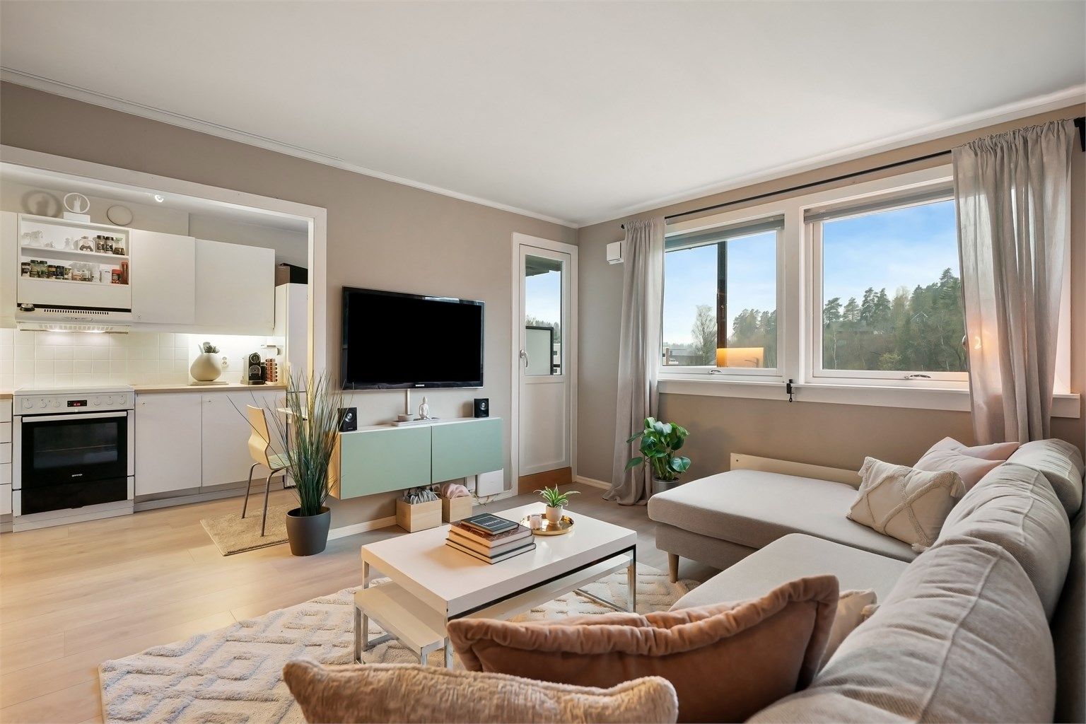 Durudveien er et rolig og usjenert boligområde i solrike og grønne omgivelser. Kun 6 minutters gange til Avløs T-banestasjon