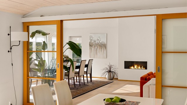 MODERNE. Det er lagt parkett som er oljet og lakket. I himlingene er det gjennomgående benyttet hvittet slettpanel.