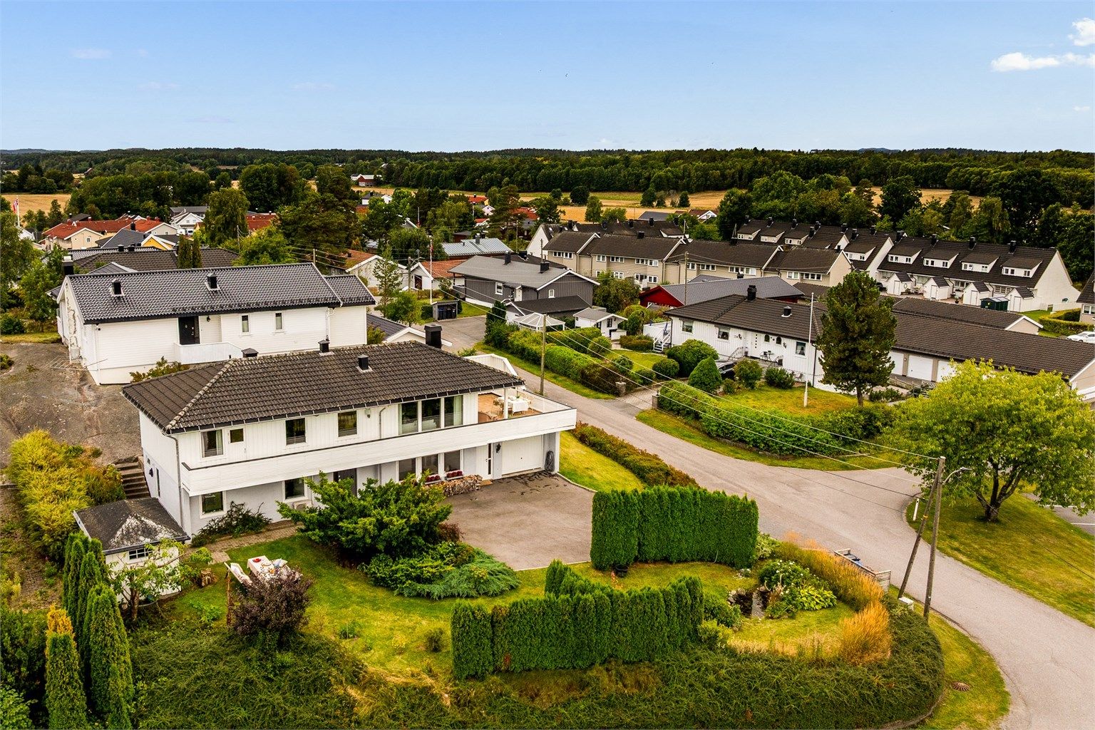 Boligen ligger på en flott, eiet tomt på 909,9 m², som ligger høyt og fritt med gode solforhold. Tomten er pent opparbeidet med romslige gressarealer, prydbusker og beplantning.