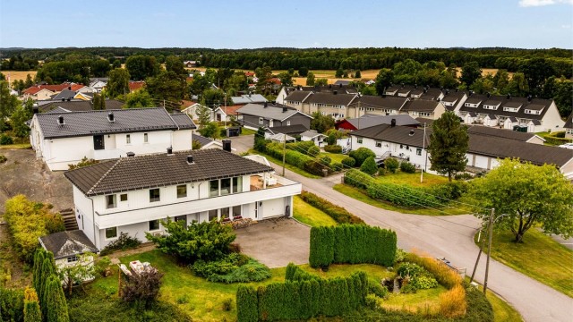 Boligen ligger på en flott, eiet tomt på 909,9 m², som ligger høyt og fritt med gode solforhold. Tomten er pent opparbeidet med romslige gressarealer, prydbusker og beplantning.