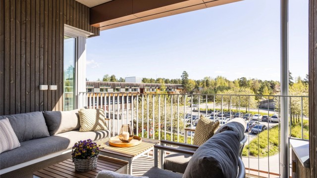 Høytliggende, stor, solrik og overbygget balkong med flott utsyn.