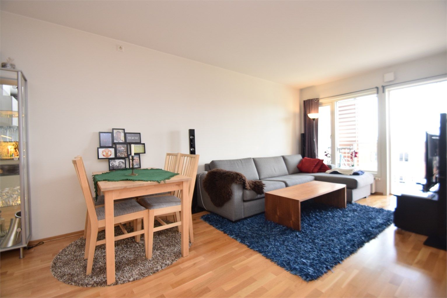 Stue med spise- og sofaavdeling