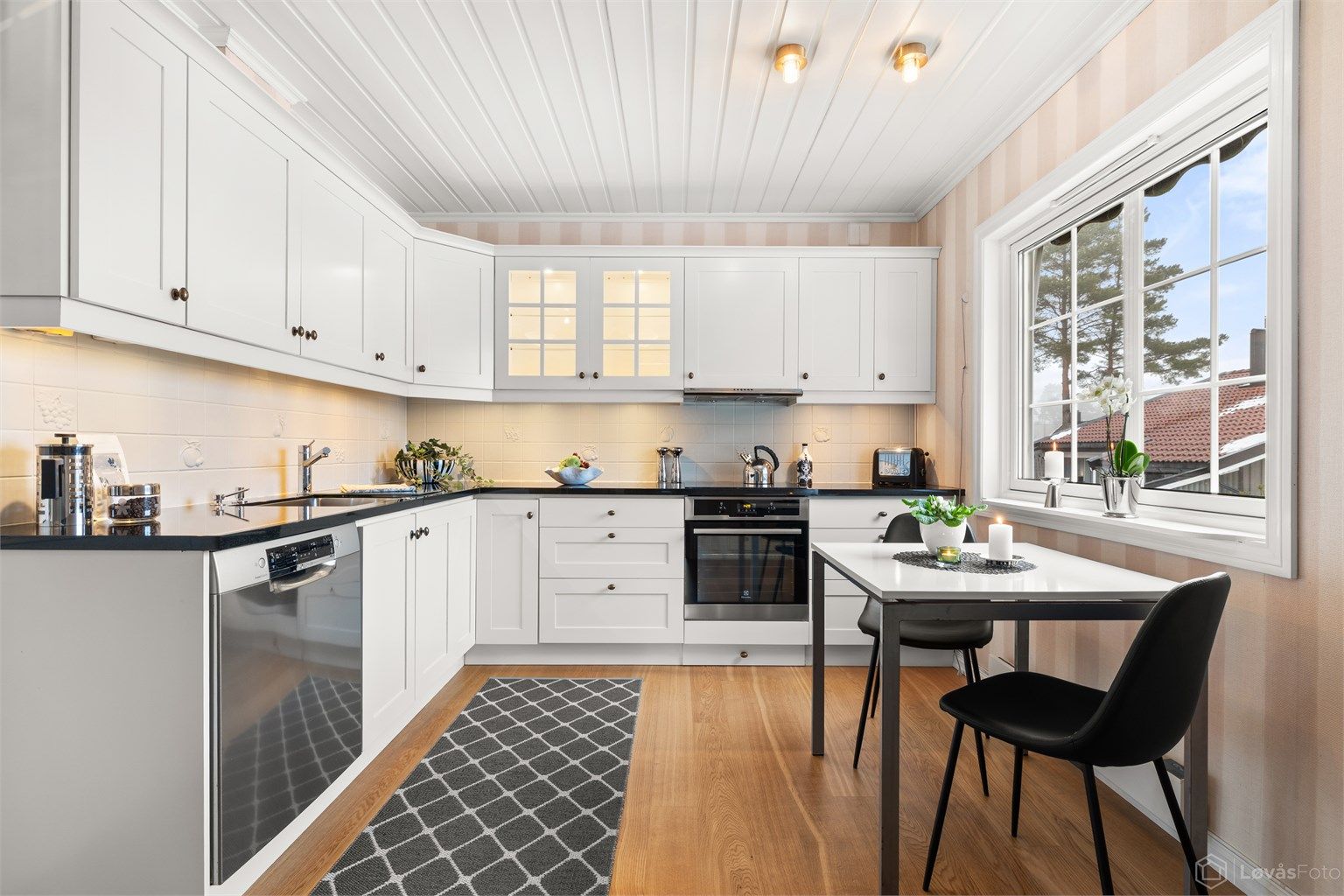 Koselig kjøkken med 1-stavs parkett med gulvvarme