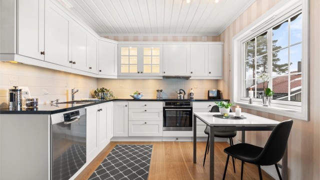 Koselig kjøkken med 1-stavs parkett med gulvvarme