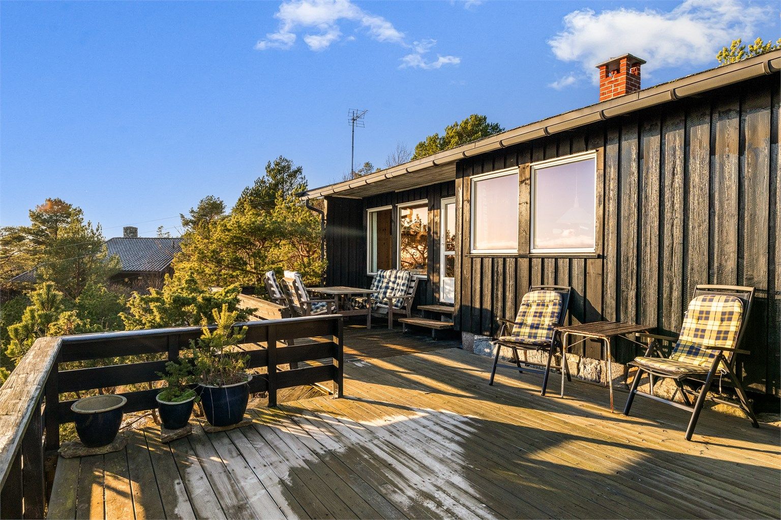 Mot sjøen er det en usjenert terrasse.