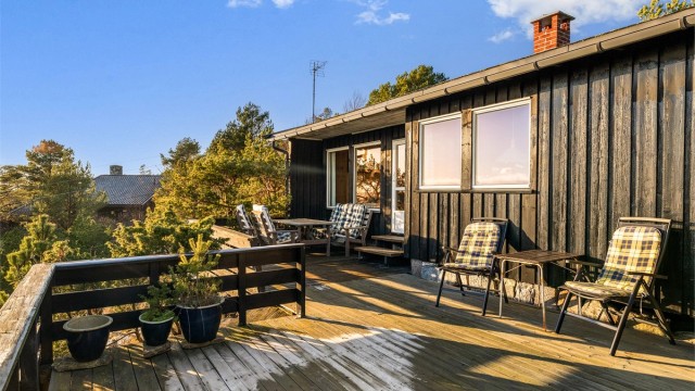 Mot sjøen er det en usjenert terrasse.