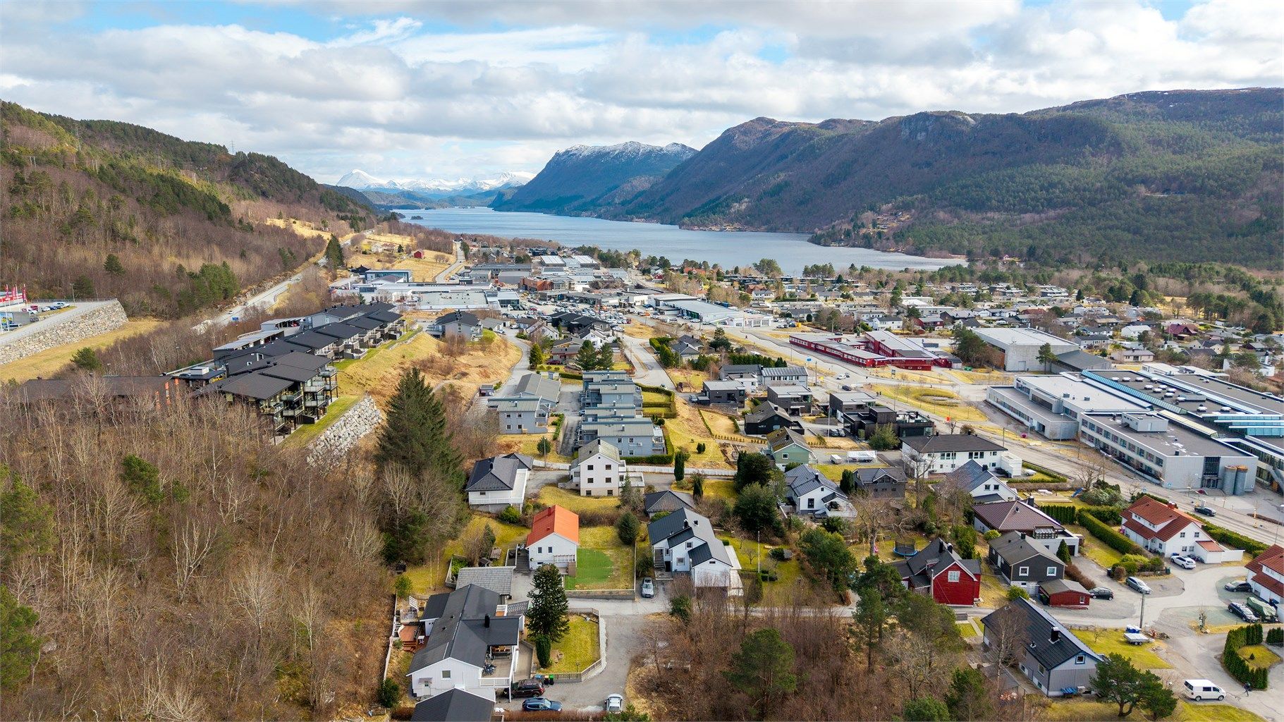 Det er kort avstand til flotte turstier rundt Lillevannet og i trimløypa på Vasstranda.