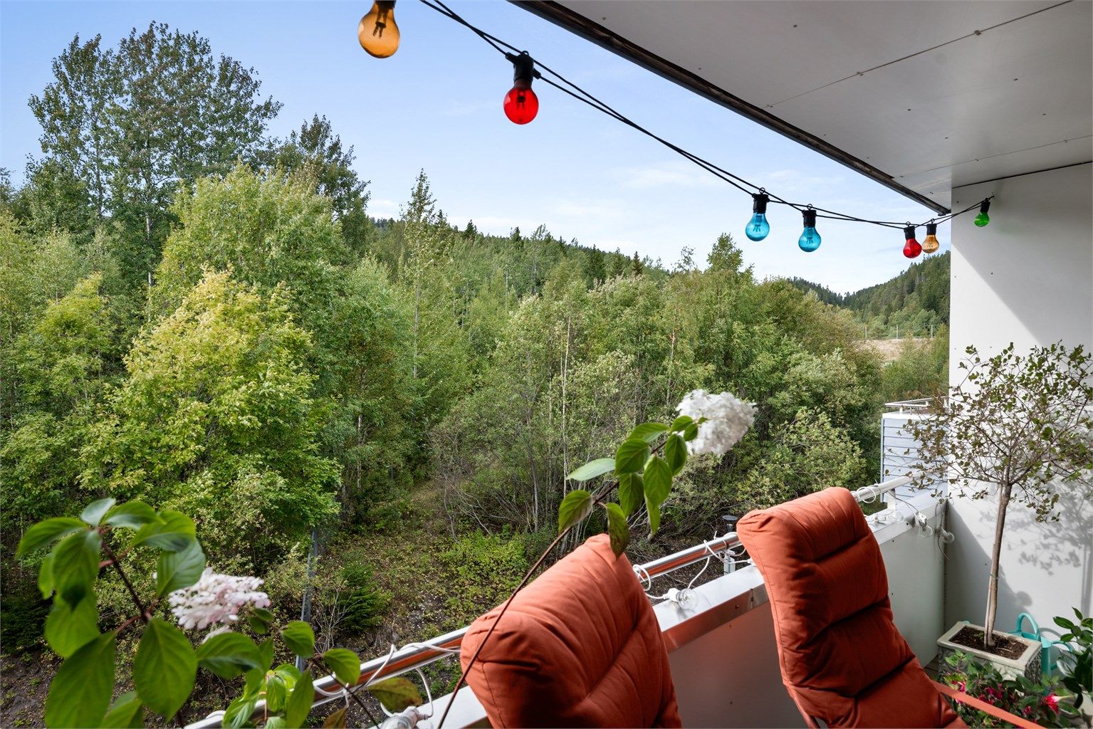 Gulvoverflater er belagt med terrassebord og verandaen har stikkontakt