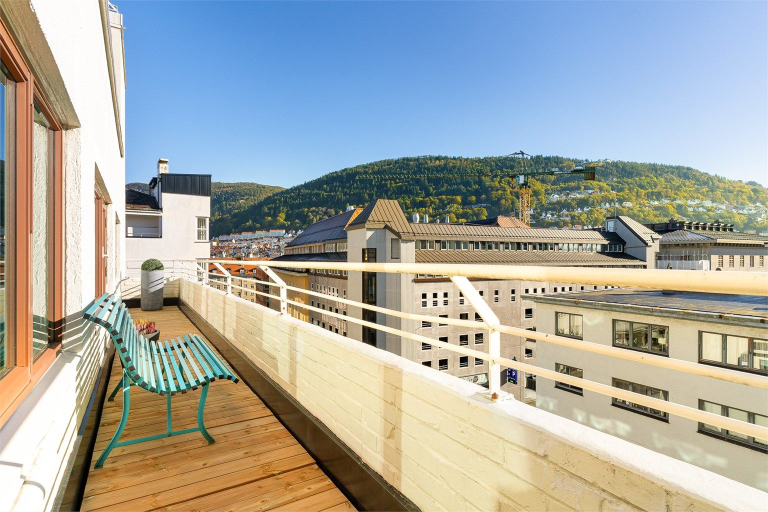Panoramautsikt over store deler av Bergen sentrum og byfjellene