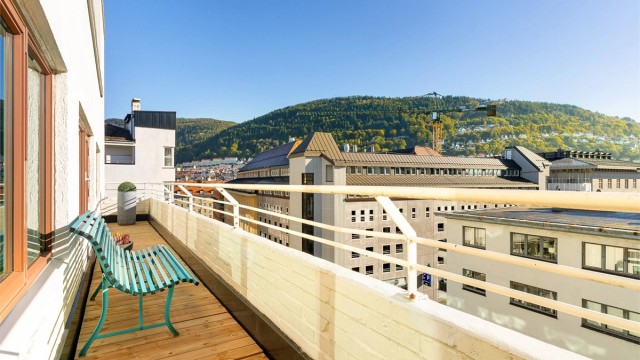 Panoramautsikt over store deler av Bergen sentrum og byfjellene
