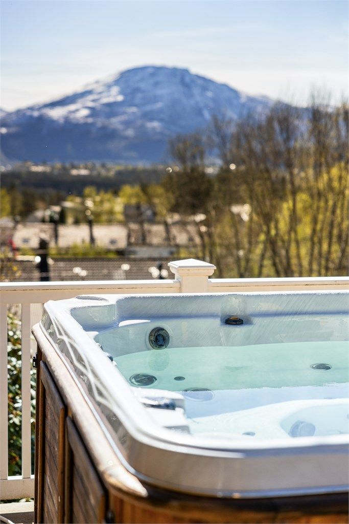 Den vestvendte terrassen på 25 kvm ble bygget i 2023 og har plass for jacuzzi  - denne medfølger ikke kan kan kjøpes iflg. selger