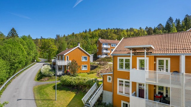Eiendommen ligger i 3. etasje med inngang fra gateplan og har en solrik terrasse. Foto: Thor Brobakken