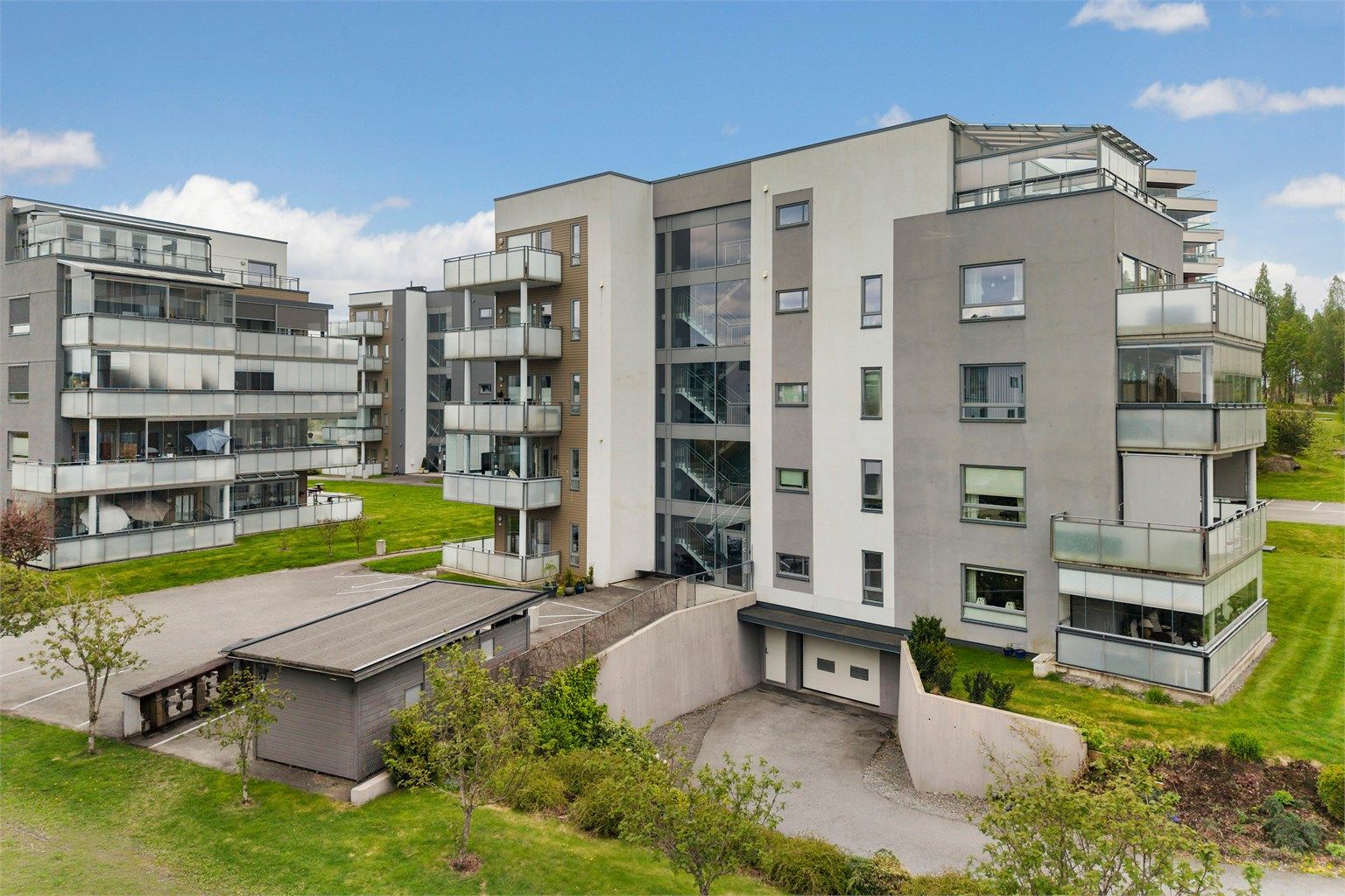 Innkjøring til parkeringskjelleren under bygget.