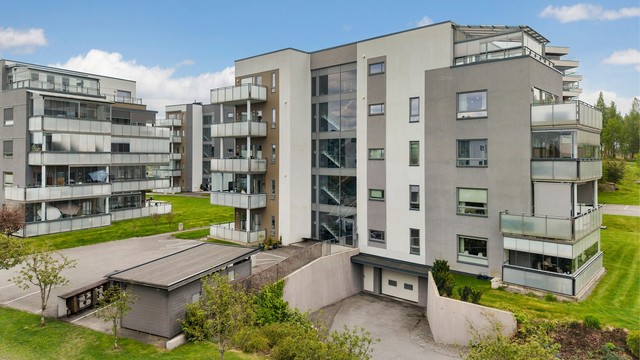 Innkjøring til parkeringskjelleren under bygget.