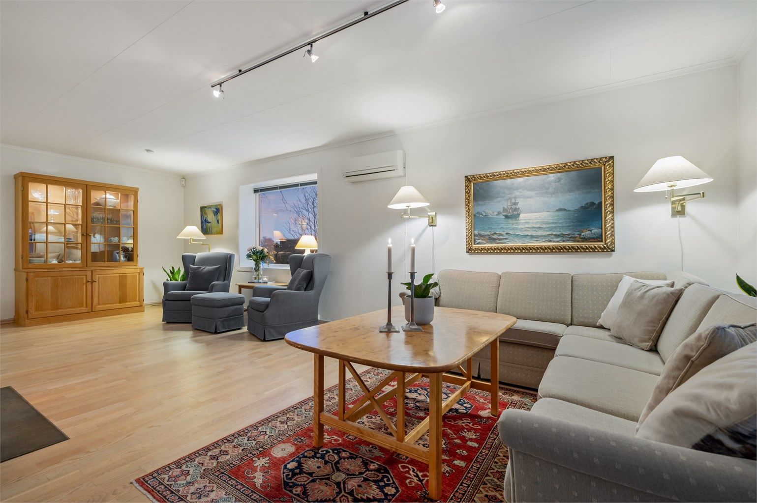 Stuen har en behagelig romfølelse og flere innredningssoner. Stue- og kjøkkenarealet måler til sammen romslige 48 kvm.