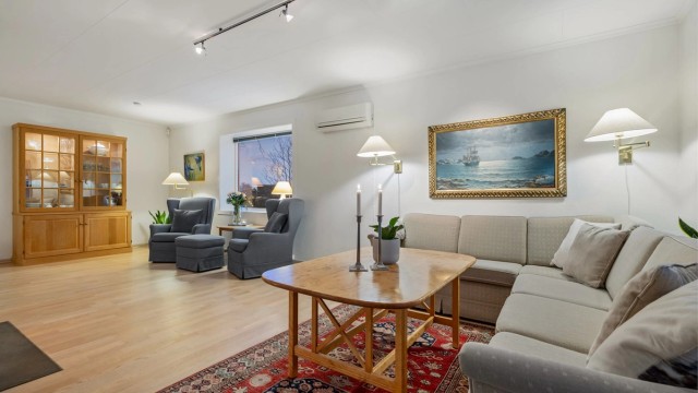 Stuen har en behagelig romfølelse og flere innredningssoner. Stue- og kjøkkenarealet måler til sammen romslige 48 kvm.