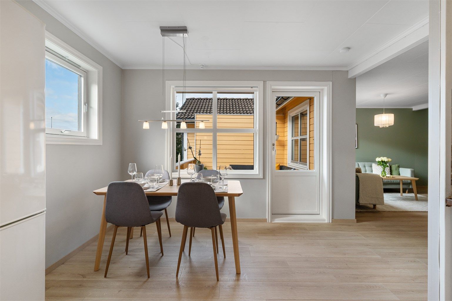 Lys og fin spisestue