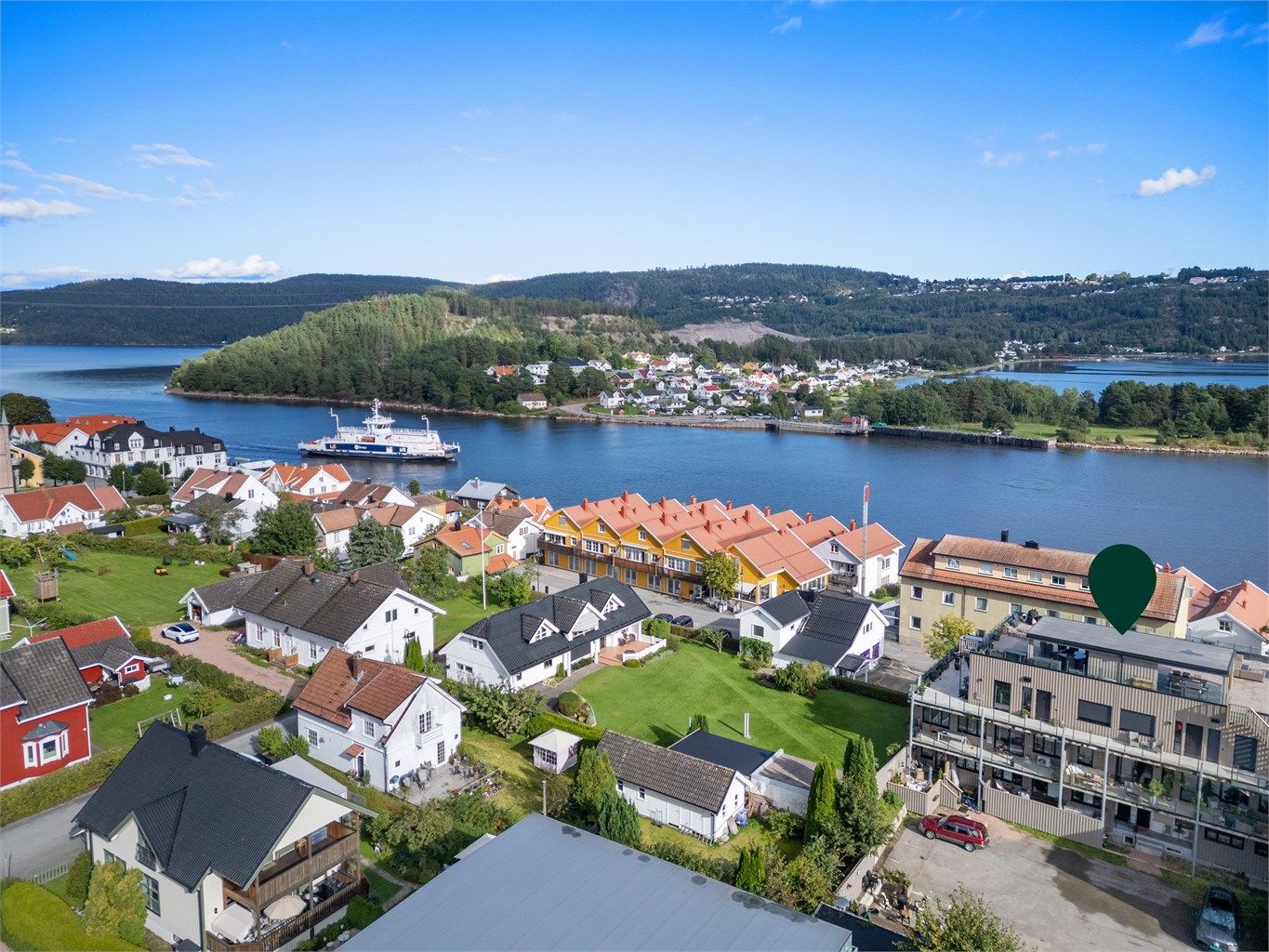 Idyllisk og sentral beliggenhet like ved sjøen. Foto: Ole Thorgeir Solheim Thoresen