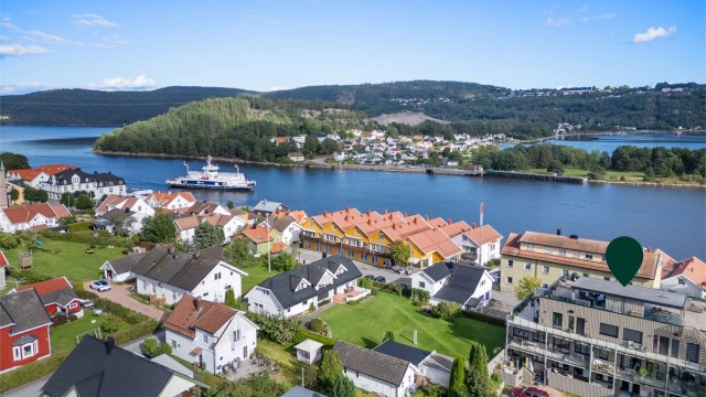Idyllisk og sentral beliggenhet like ved sjøen. Foto: Ole Thorgeir Solheim Thoresen