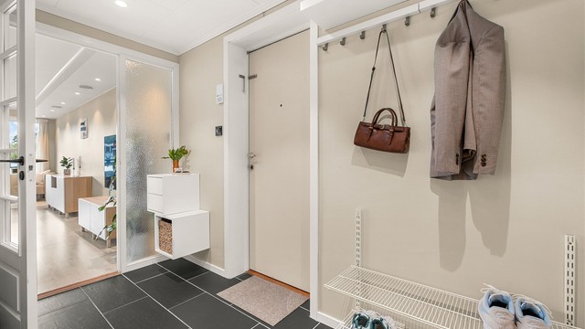 Velkommen inn! Her har man god plass til oppbevaring av yttertøy og sko. I tillegg disponerer leiligheten 3 boder på til sammen 10 kvm med ytterligere lagringsmuligheter - en i kjelleren, en i oppgangen og en på balkongen.