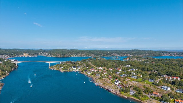 Området har de siste årene blitt et attraktivt boligområde med flere villaer og fritidseiendommer. Området er godt likt blant barnefamilier og for deg som pendler til byen har eiendommen en perfekt beliggenhet nord på øya.