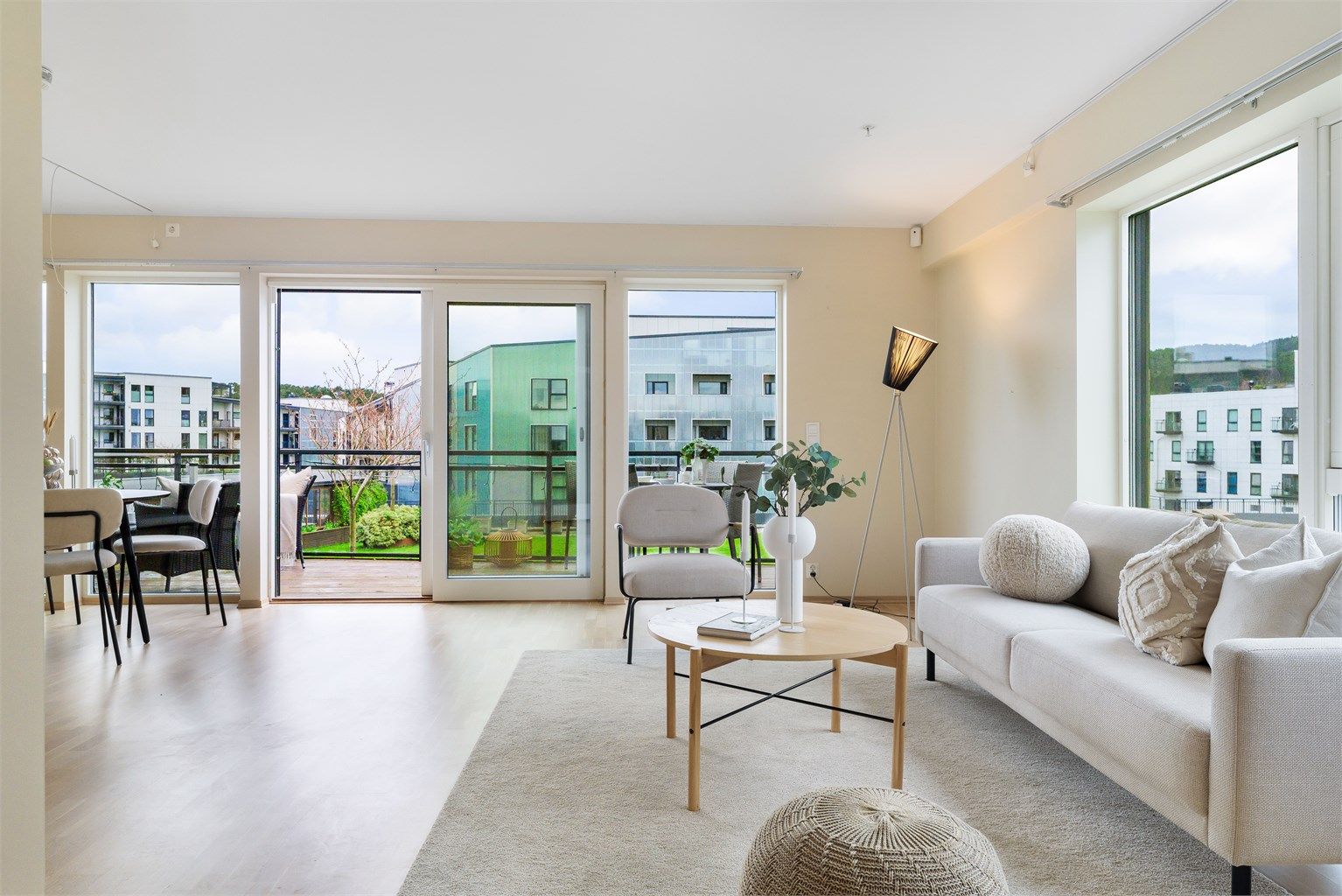 Stuen er enkel å innrede i soner etter egne preferanser. 