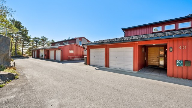 Egen garasjeplass på 14 m² medfølger leiligheten, plassert rett ved inngangen.