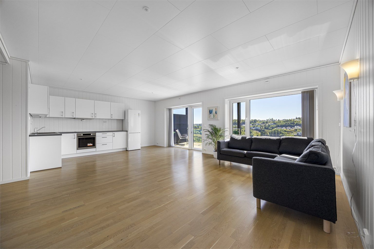 Moderne leilighet fra 2019 med åpen stue- og kjøkkenløsning og parkett på gulv.
Foto: Hallvard Rimereit
