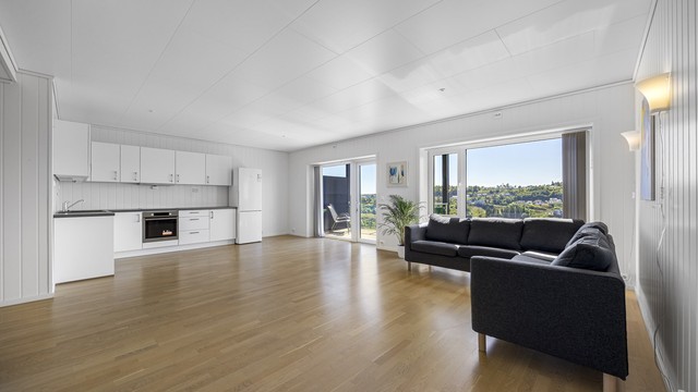 Moderne leilighet fra 2019 med åpen stue- og kjøkkenløsning og parkett på gulv.
Foto: Hallvard Rimereit
