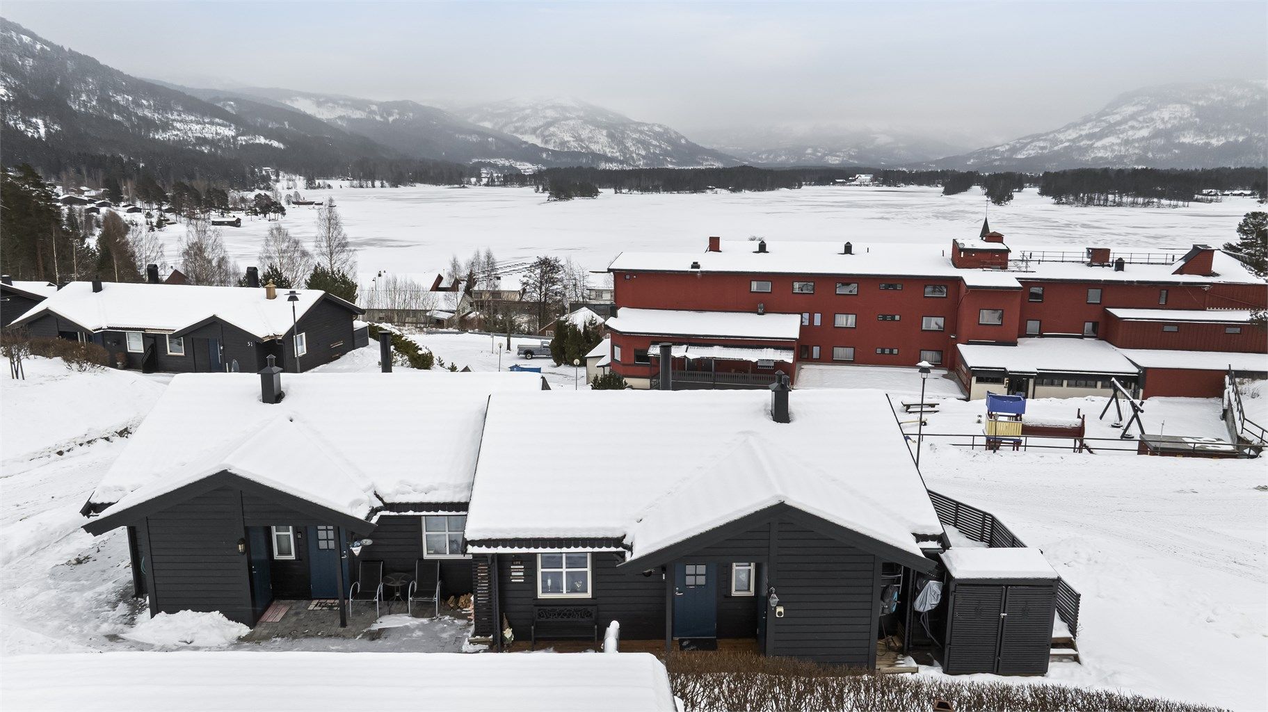 Det er gåavstand til bade- og bryggeområde og til sentrum hvor det er både dagligvareforretning, kafè m.m