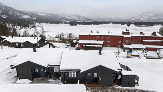 Det er gåavstand til bade- og bryggeområde og til sentrum hvor det er både dagligvareforretning, kafè m.m