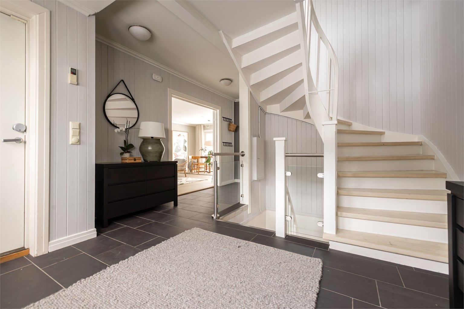 Fra den store entréen i 1. etasje går det trapp til kjelleretasjen og opp til 2. etasje