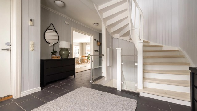 Fra den store entréen i 1. etasje går det trapp til kjelleretasjen og opp til 2. etasje