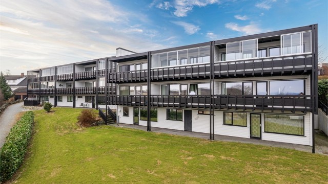 Leiligheten ligger i 2.etg fra den ene siden av bygget. Bod i u.etg.