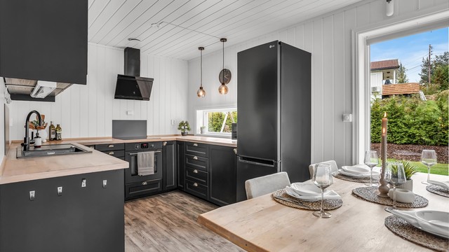 Kjøkkenet ligger i åpen løsning med stuen.
