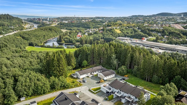 Nidelva renner gjennom nærområdet, og fra boligen er det enkel adkomst til det attraktive turstinettet langs elva. Her kan man nyte naturskjønne turer i rolige omgivelser året rundt.