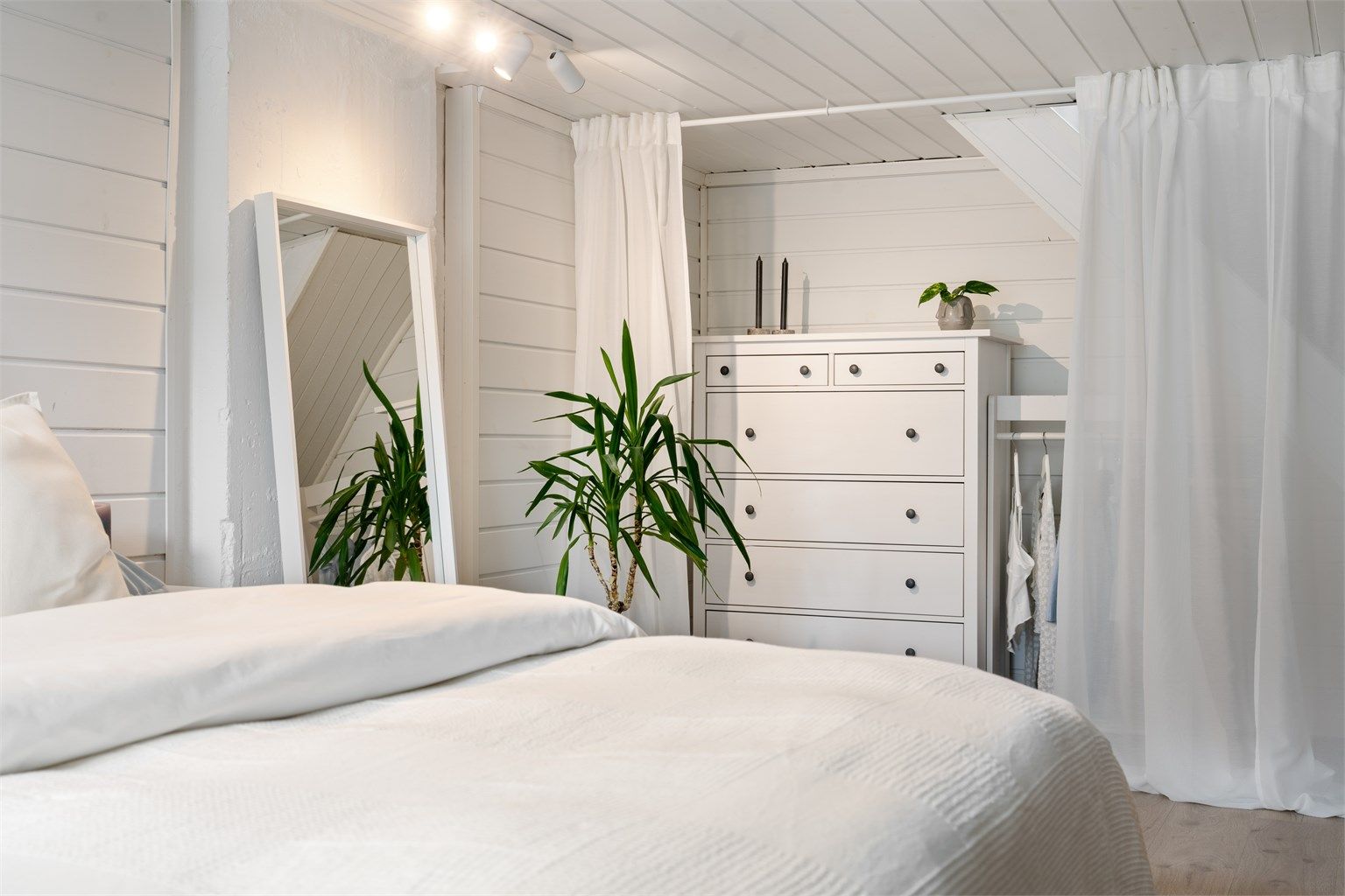 Kjelleren er innredet og har god plass. (Rommet er ikke godkjent til varig opphold)