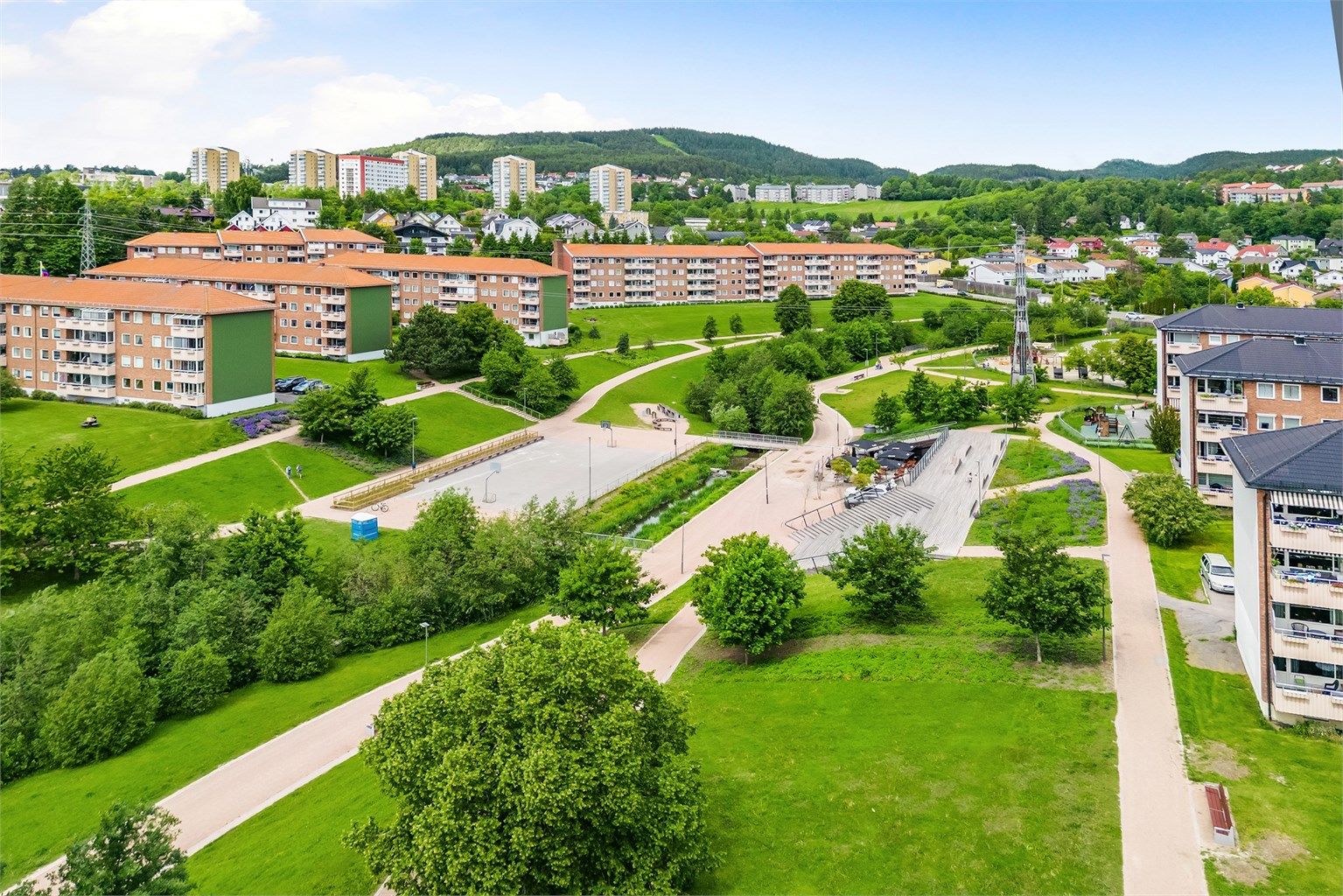 Like i nærheten ligger Bjerkedalen Park, som er et populært parkområde.