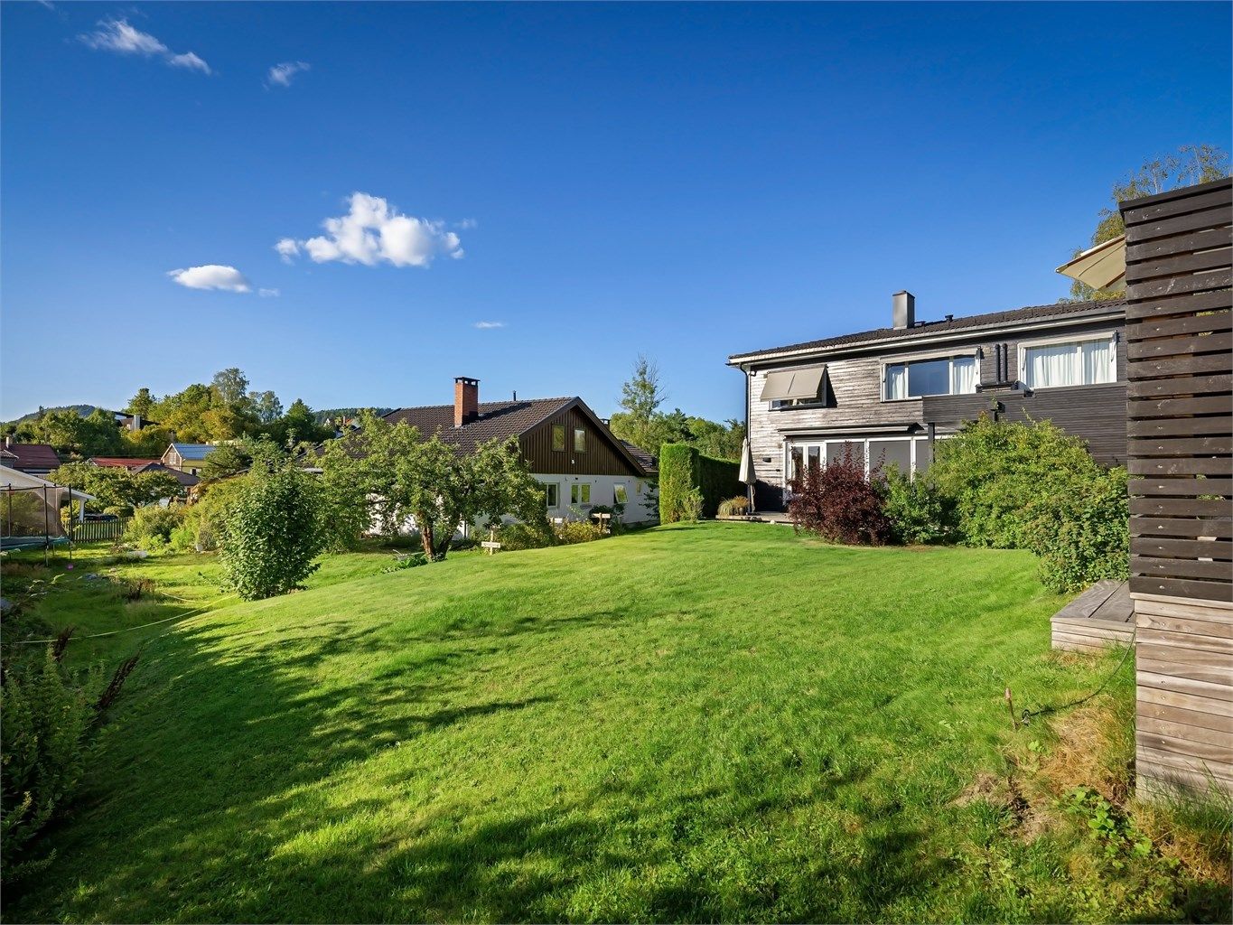 Boligen har en solrik beliggenhet med koselig hage